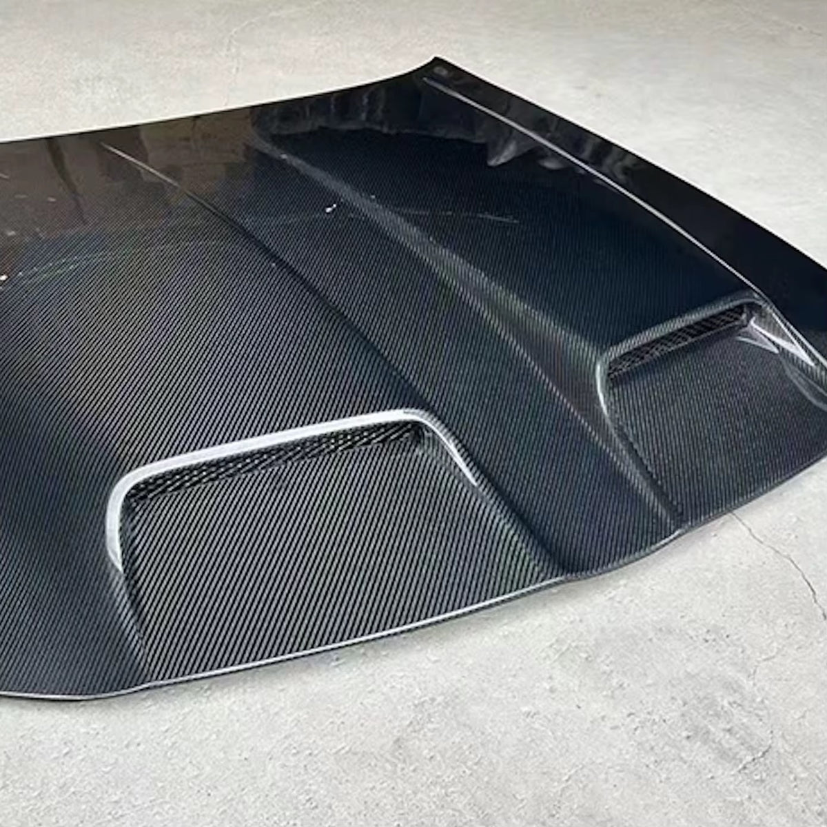 2005–2010 CHRYSLER 300 VENTED CARBON FIBER HOOD
